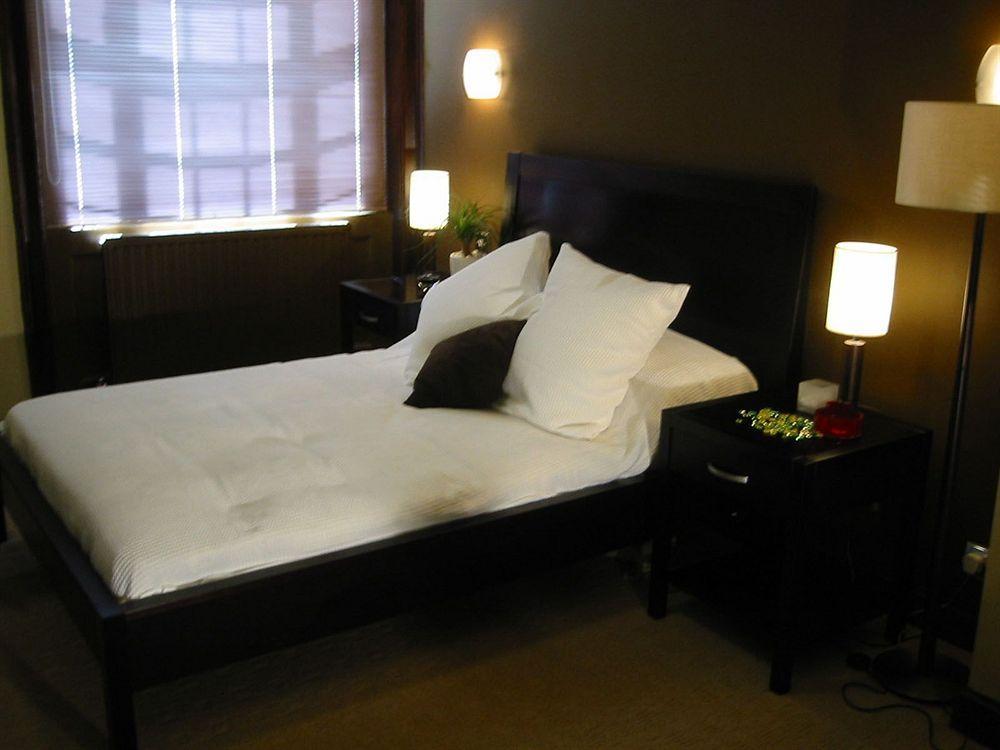 The Crescent Hyde Park Hotel London Room photo